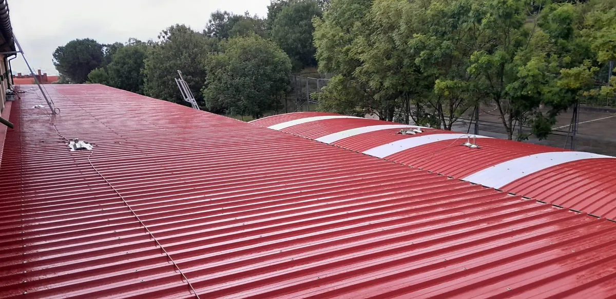 Impermeabilización completada en tejado metálico industrial